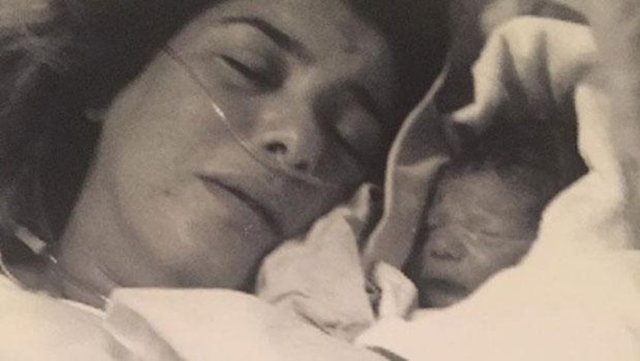 Ünlü şarkıcı Gülben Ergen, büyük oğlu Atlas'ın 9. yaşını sosyal medyadan kutladı. Duygusal bir yazı kaleme olan ünlü şarkıcı, ilk annelik heyecanını şu sözlerle anlattı: İlk göz ağrım, burnumun direği, yaşama sevincim, hayat öğretmenim oğlum... 9 yıl önce beni annelikle taçlandıranım...Neler yaşadık, ne çok şey sığdırdık, neleri aştık biz seninle burnumun direği... Sonsuz şükürüm, iki kardeşinin can ağabeyi, annesinin başının, yüreğinin, ömrünün tacı...Doğumunla doğduğum Atlas'ım.