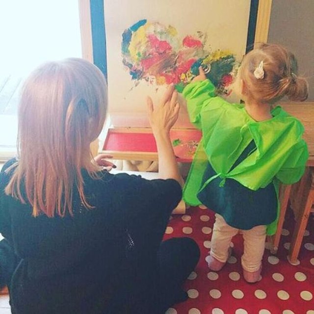 Sosyal medyadan kızı Lara ile resim yaparken çekilmiş bir fotoğrafını paylaşan Meryem Uzerli, altına "Gerçek aşk, gerçek sanat, büyük aşk, büyük sanat" mesajını yazdı. Güzel oyuncu bu paylaşımıyla hayranlarını kızdırdı! 2014 yılında anne olan Uzerli bugüne kadar kızı Lara'nın yüzünü hiç göstermedi. Takipçileri de ünlü oyuncuya 'Yeter artık Meryem, göster kızının yüzünü' siteminde bulundu.