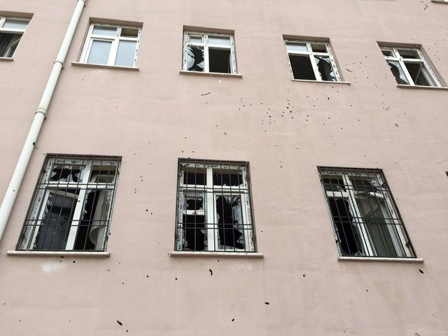 Kilis'te Eyüp Gökçe İmam Ortaokulu ve Nazlı Ömer Çetin İlköğretim Okulu bahçesi ve çevresine, okulda eğitimin olduğu sırada Suriye tarafından atılan 3 havan topu düştü.