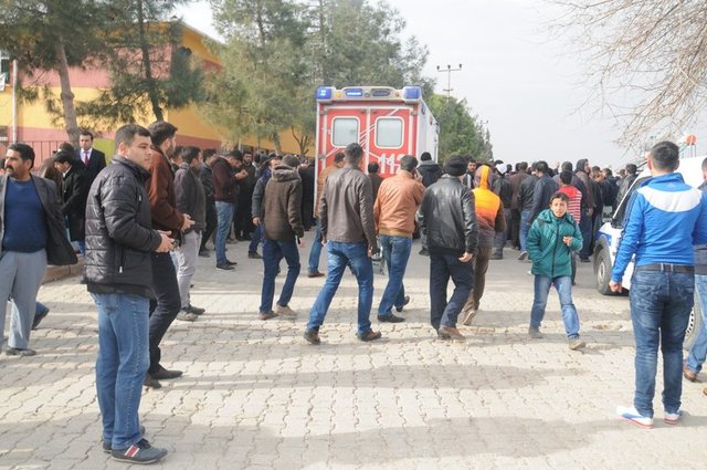 Kilis Valiliği patlamanın Suriye'den geldiği tahmin edilen roket mermisinden kaynaklandığını açıkladı.