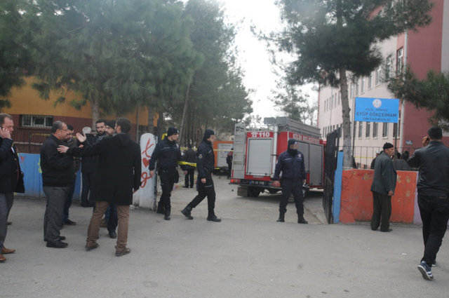 Ölen kişinin İş-Kur görevlisi olarak okulda müstahdemlik yapan Ayşegül Polat olduğu belirlendi.