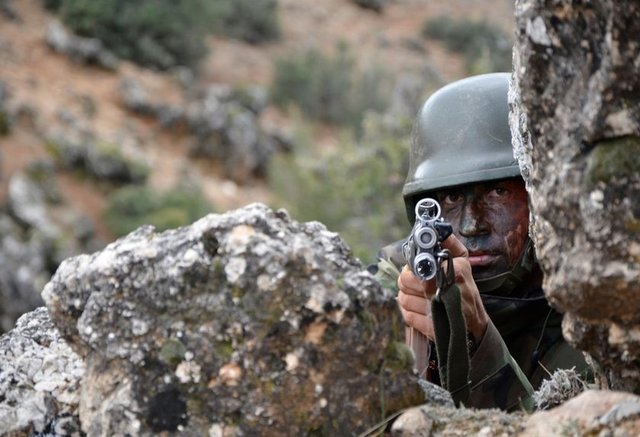 16'ncı Mekanize Piyade Tugay Komutanlığı (Diyarbakır) tarafından, 28-29 Aralık 2015 tarihlerinde Kara Kuvvetleri Tatbikat Merkezinde (Şereflikoçhisar/Ankara) tank üstü silahları ile atış yapıldı. (AA)