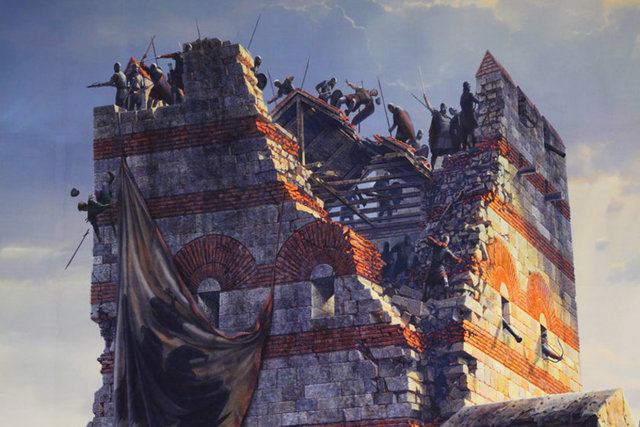 29 MayısGün doğmadan üç saat önce bütün Osmanlı ordusu karadan ve denizden, tekbir, davul ve nakkare seslerinin sağır edici gürültüsü içinde bütün cephelerde büyük hücuma başladı. Müdafiler savaş konumu alırken, şehirde halk kiliselerde dua ediyordu. Güneş doğarken arka arkaya üçüncü saldırıyı gerçekleştiren Osmanlı askerleri, top ateşi ve lağım patlaması sonucu Topkapı-Edirnekapı arasındaki yıkılan surlardan şehre girdiler. Bizans'ın savunması çöktü ve her yerden İstanbul'a giren Türk askerleri şehri tamamen ele geçirdiler. Sultan II. Mehmed şehre tamamen hakim olunduğu bilgisi kendine ulaşınca İstanbul'a girdi. Ayasofya'da ezan okutup, askerleriyle namaz kıldı. Sonra Ayasofya kubbesine çıkıp İstanbul'u seyretti.