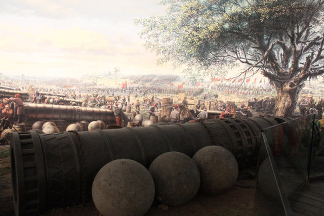 21 NisanSultan II. Mehmed, Kaptan-ı Derya Baltaoğlu Süleyman Bey'i azledip yerine Çalı Bey'in oğlu Hamza Bey'i tayin etti. Surların top atışlarıyla dövülmesine devam edildi. Topkapı surlarında gedikler oluştu ve bir kule yıkıldı. Müdafiler umumi hücum olursa direnemeyecekleri korkusuna kapıldılar, ancak saldırı olmayınca geceleyin gedikleri tamir ettiler.