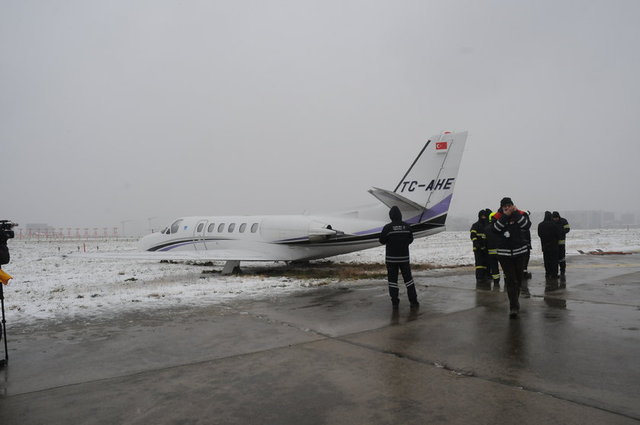 2005 model 7 yolcu kapiseli uçağın ön ve arka lastikleri kara saplandı. Uçağı kurtarmak için çalışmalar devam ediyor.