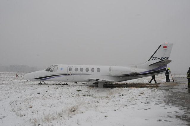 Uçakta bulunan yolcu ve iki yabancı pilot, bir kabin memurundan oluşan uçuş ekibinin durumlarının iyi olduğu öğrenildi.