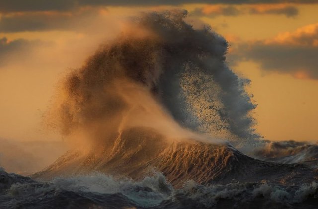 Sandford, "Her yönden gelen adeta bir çamaşır makinası gibi dalganan göl her yandan vuruyor" diyor.