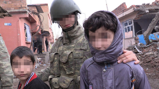 Kadın askerlerin özellikle çatışmaların ortasında kalan çocuklarla yakından ilgilendiği objektiflere yansıyor.