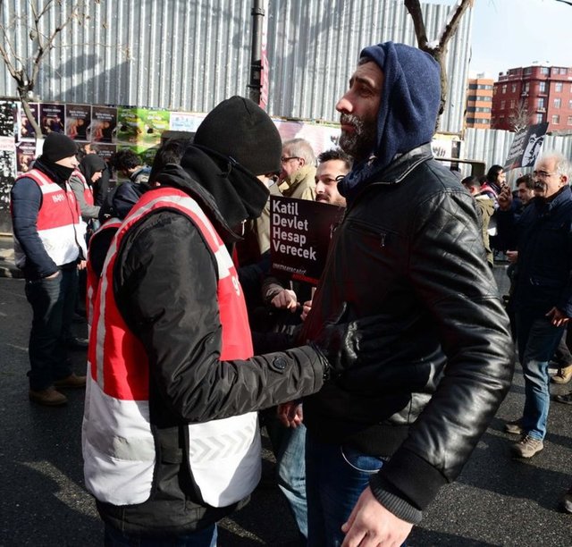 Polis, Taksim Meydanı ve çevresinde geniş güvenlik önlemleri aldı, Halaskargazi Caddesi Harbiye Müzesi önünden Osmanbey yönü araç trafiğe kapatıldı.