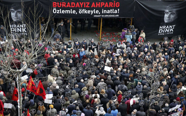 Harbiye Askeri Müzesi önünde toplanan kalabalık Dink'i anmak üzere Agos gazetesine doğru yürüyüşe geçerken, "Hepimizi Hrantız, hepimiz Ermeniyiz", "Yaşasın halkların kardeşliği" sloganları atıldı.