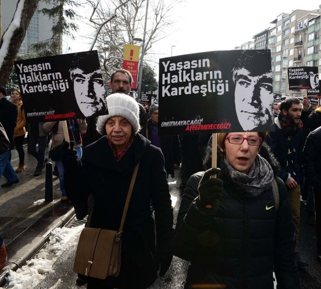Genel yayın yönetmeni olduğu Agos Gazetesi önünde uğradığı silahlı saldırı sonucu 9 yıl önce hayatını kaybeden Hrant Dink, ölüm yıldönümünde anılıyor.