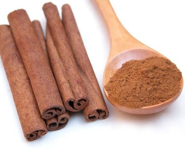 Tarçın: İştah açıcıdır. Sinirsel rahatlık veren bir kokusu vardır. Gaz söktürücü ve antiseptik özellikleri vardır. Afrodizyak olarak da kullanılabilir. Kışın içilen bitki çaylarına konulabilir. Tarçın yağı hoş kokusundan dolayı masaj yağı olarak da kullanılabilir.