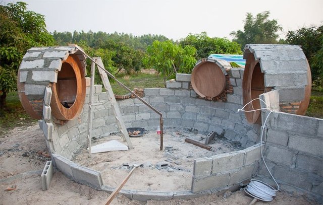 Eşiyle oturacağı evi kendisi yapmaya karar veren Areen, toplam 9 bin dolar para harcayarak sıfırdan bir ev inşa etti.