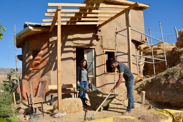 Sıddık Demir Bilim Sanat Merkezinde görsel sanatlar öğretmeni olan Özgür Ekinci (38), AA muhabirine yaptığı açıklamada, resim ve heykelle uğraştıkları için hep samanla iç içe olduklarını, doğal bir hayat için her zaman saman ve çamurdan ev yapmayı hayal ettiklerini söyledi.