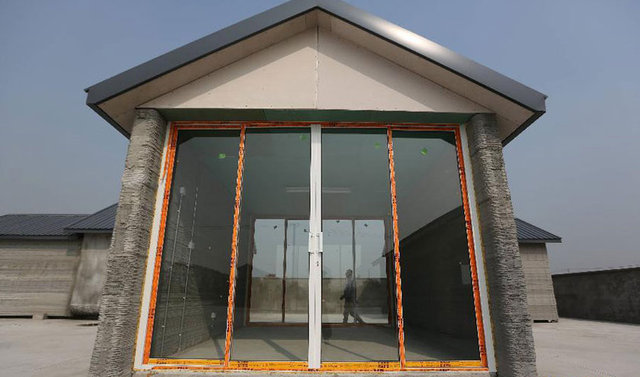 Katman katman döşenen bu evler geri dönüşüm malzemelerinden yapıldığı için yalnızca 5,000 dolara mâl oluyor.