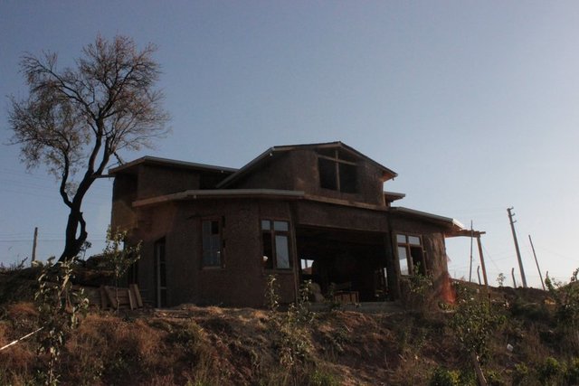 O yüzden saman balyası ve toprağı seçtik. Bakalım göreceğiz, yıllar içinde ne kadar ekleme yapabileceğiz. Hiçbir atık bırakmadan evimiz bizimle birlikte yaşayacak ve yok olacak. Bu, önemli bir şey bence." ifadelerini kullandı.