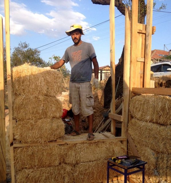 Sağlam olması için sadece su basmanı kısmına beton atılan evin, kiriş ve kolonları tomruk, duvarları da saman balyaları ve çamurdan yapıldı. Kapı ve pencere için eski konak ve evlerdeki kapı ve pencereler kullanıldı.