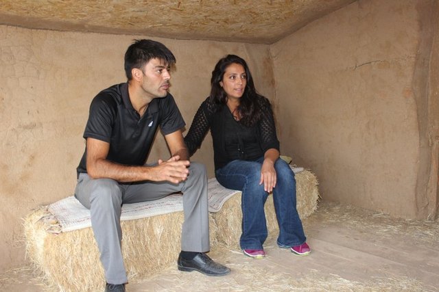 Kırşehir'de görsel sanatlar öğretmenliği yapan çift, saman balyaları ve çamurdan natürel ev yaptı.