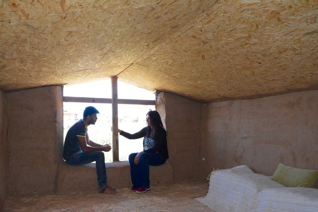 "Bahçenin alanı yaklaşık bin 250 metrekare. Ev de 60 metrekare eğimli bir alan üzerine oturtuldu. Daha sonra ilerde sağa sola uzatmalar olacak. Mahalleye ilk geldiğimizde böyle bir ev yapacağımızı kimse beklemiyordu.