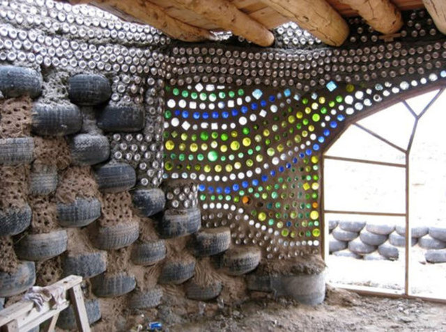 Earthship'lerde kullanılan bir diğer geri dönüşümlü materyal ise cam şişeler.