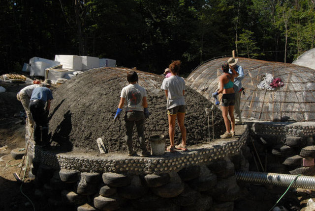 Evler kendi elektriğini üretiyor, kendi suyunu topluyor, ısıtma ve soğutmayı yalıtımla sağlıyor ve içerisinde gıda üretilebiliyor.