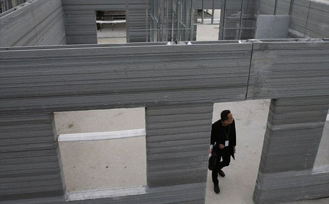 1 GÜNDE 10 EV İNŞA ETTİLER! - Çinliler, 24 saat içinde her biri 5,000 dolara 10 adet ev yapmanın yolunu 3D yazıcı ile buldu.