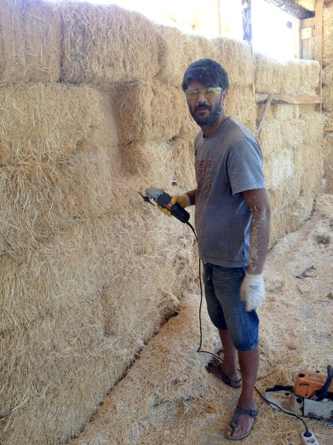 Öğretmen çiftin Ankara ve Eskişehir'deki üniversitelerden gelen hocaları da ziyaret ettikleri eve hayran kaldı. Yaklaşık 60 metrekare alan üzerine yapılan saman ev görenlerin de ilgisini çekiyor.
