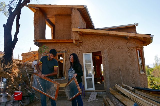 Neşet Ertaş Güzel Sanatlar Lisesinde görsel sanatlar öğretmeni olan Esin Ekinci de amaçlarının başarabildikleri ölçüde çocuklarını doğal ortamda tutmak olduğunu dile getirdi.