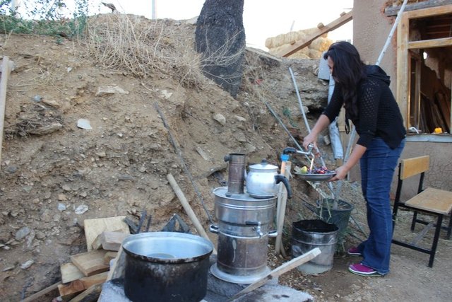 Özgür ve Esin Ekinci çifti, doğal bir hayat yaşama hayaliyle bir süre önce Ökse Mahallesi'ndeki bin 250 metrekarelik bahçelerine saman ev yapmaya karar verdi. Bazı bölümler hariç usta çalıştırmayan aile, saman evi, çocuklarıyla çalışarak üç ayda oturulabilir hale getirdi.