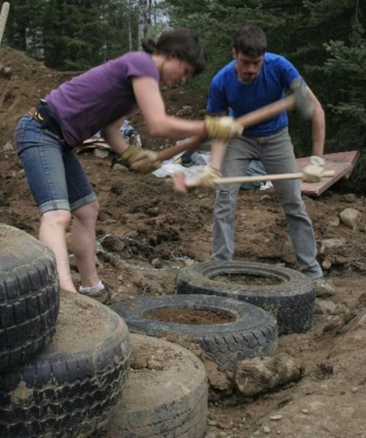 Earthship'lerin dış duvarları atık hurda lastiklerden inşa ediliyor.