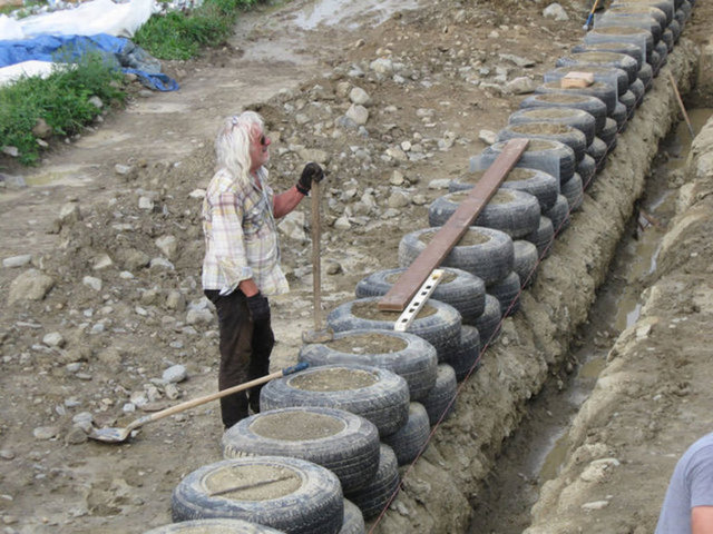 Earthship'ler atık araba lastikleri, cam şişeler ve alüminyum kutularla inşa ediliyor.