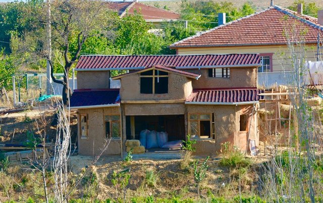 Saman evi 3 ayda yaptılar -   - Birkaç bölüm hariç saman evin tamamını doğal şekilde yapmaya çalıştıklarını anlatan Ekinci, "Saman evimizi yapmaya başlarken alan eğimli olduğu için su basmanını betondan yaptık. Kirişleri ve taşıyıcı kolonlar tomruktan, duvarlarımızı samanla yaptık. Samanların arasına koyduğumuz 5-10'luk demirlerle de sallanmayı engellemeye amaçladık. Üzerine de çamur sıva yaptık. Bu evi yavaş yavaş yapalım istedik ama 3 ayda kocaman bir yer çıkarttık." dedi.