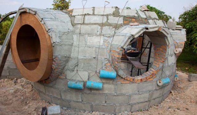 Evin inşasında çimento blokları ve kil tuğlalar kullanan Areen'in, evi inşa etmesi sadece 6 haftasını aldı.