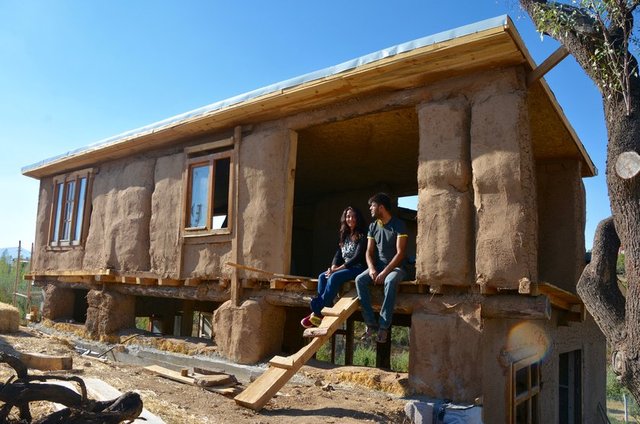 Saman evi çok yumuşak ve değiştirilebilir malzemelerden yaptıklarına işaret eden Ekinci, "Yaşayan bir ev. Canınız sıkıldığı zaman bir yerlerini kırıp eklemeler yapabiliyorsunuz, çıkartabiliyorsunuz. Bizim karakterimize en uygun yapı bu malzemeydi. 
