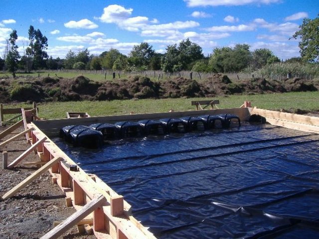 Bu çözüm kimyasal değil, yine doğal bir çözüm. Saman bloklarını, su ve toprak karışımı maddeye batırmak ve kurutmak gerekiyor.Bu sıva, yangın için bir önlem oluşturuyor.