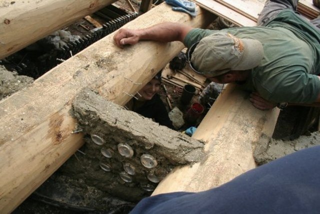 750 lastikle yükselen dış duvarın sıvası yapıldıktan sonra oksijele bağlantı kesiliyor ve bu da herhangi bir yangına karşı güvenlik sağlıyor.