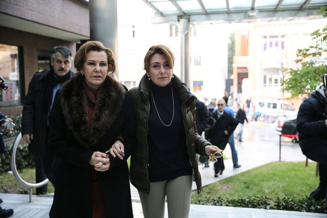 Doğan Holding kurucu ve onursal başkanı Aydın Doğan'ın eşi Sema Doğan (solda) ile Doğan Holding Yönetim üyesi Arzuhan Doğan Yalçındağ Amerikan Hastanesi'ne geldiler.