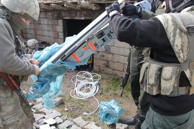 Güvenlik güçleri, Silopi'de PKK'dan temizledikleri bölgelerde yaptıkları aramada, sırt çantasına yerleştirilmiş bir bomba ile patlayıcı yapımında kullanılan çok sayıda malzeme, silah, roketatar, gaz maskesi ve mühimmat ele geçirdi.