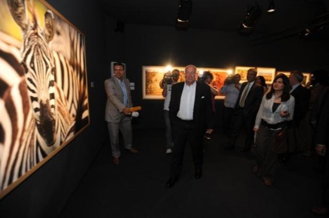 Dört yıl boyunca Afrika'daki vahşi yaşamı fotoğraflayan Mustafa Koç, "Vahşi doğadaki hayvanların gücü, doğanın dengesi içindeki sıradanlığı benim için fotoğraf karelerinde yeniden hayat buldu. Ama daha keşfedeceğimiz çok şey var" diye konuşmuştu.