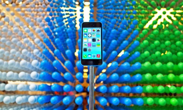 Ayrıca Apple'ın Mart ayında 4 inç boyutlarında iPhone 6c çıkaracağı söylentiler arasında... Plastik kasaya sahip olan 5c modelinden farklı olarak metal bir kasaya sahip olunacak.