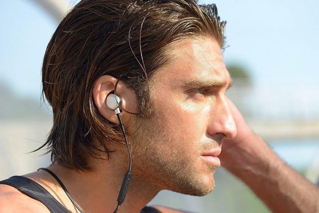 iPhone 7'de kulaklık girişinin olmaması kendi kablosuz kulaklığı ile piyasaya sürülmesini zorunlu kılıyor.