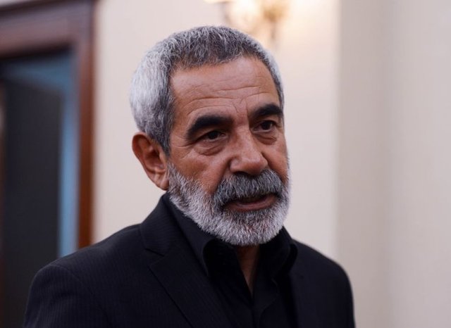 Şu anda 23 çocuğum var. 11'i üniversitede okuyor, ufaklarım var, ortaokul lise çağında... Uşak Eşme'de Düz köyünde daha ufaklar var, onlar da çoban çocuklarıyla birlikte toprağı bilerek büyüyor. Ben ilkokulda köy enstitüsü öğretmenlerinden ders aldım. Onlar bana ne gösterdiyse çocuklarıma onu gösteriyorum. Bu nedenle çocuklarımın hepsi tarlayı, ağacı, toprağı bilir. Onlara bir dilim ekmek ver, bağa bırak ne yiyeceklerini bulur.