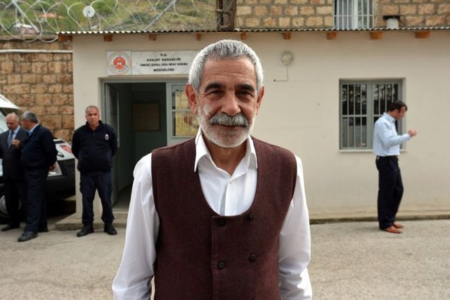 Ailelerin bazıları çocuklar mesleklerini eline alınca aramaya başladı. Bu çok acı. Özellikle kız çocuklarının ailelerinin "Ne yapıyorsun?" diye sorması lazımdı. Soranlar var da, çok az. İşe girince aramak olmaz, vicdan yapmak olmaz. Erkekler daha bireysel... Sokaktan aldığım çocuklar da oldu, tinere bağımlı olanlar... Onlar çok kavgacı ve sert oluyor. Çocuklarımdan biri devamlı karakolluk oluyor. Beyoğlu'nun arka sokaklarında yaşadım bir süre... O zamanlar almıştım onları. Karım da kendini bu işe adadı. Anneler gününde 23 tane çiçeği geliyor (gülüyor). Bu çocukların hiçbir beklentisi yok.