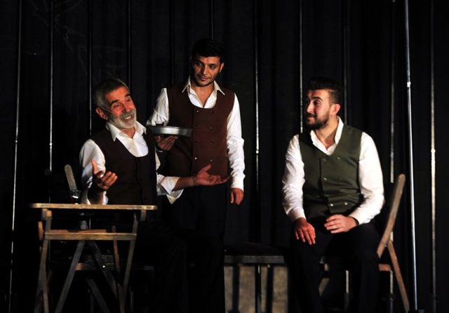 Mahkumlar oyun oynar, gala yapardım, onların aileleri izlemeye gelirdi. Çocuklar gelirdi babasını, annesini seyretmeye. Oyun biter, misafirler gider, o koca koca adamlar sahneden iner, ailesinin oturduğu koltukları koklardı (ağlıyor). Tiyatro bir insan kokusudur. Çocuğum olmadığını ve olmayacağını biliyorlardı. Eşim sağ olsun kader deyip kabullenmişti. 27 yıldır evliyim... Bu galalar ve oyunlar sayesinde mahkumların çocuklarıyla tanışmaya başladım.