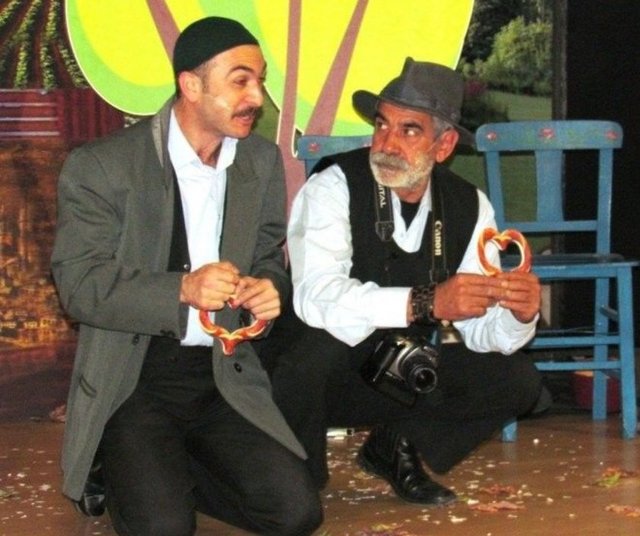 Çocukları kurtarmam gerekiyordu. Onlar için bir şeyler yapmam gerekiyordu. Yıllar sonra suçumun olmadığı anlaşıldı. 26 yaşımda çıktım cezaevinden. Tam sekiz güzel yılım gitmişti...  Hayata 26 yaşımdan sonra tutunmaya çalıştım. Ama çıktığım gün kendime bir söz verdim; cezaevine tekrar gideceğim! 1981 yılında mahkumlarla gönüllü olarak tiyatro yapmaya başladım. Gönüllü olunca idarenin de işine geliyordu. Ders yapıyordum orada. Her gün gidiyordum cezaevine. Mahkumlardan bir grup oluşturdum, ilk oyunumuzu o zaman sahneye koyduk.