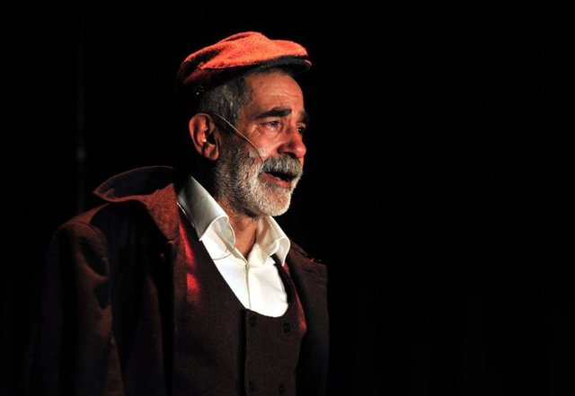 Ankara'da liseyi bitirmiştim, hukuk fakültesini kazanmıştım. Aynı zamanda da konservatuar sınavlarını da kazanmıştım. Tutuklandıktan sonra Ulucanlar Cezaevine gönderildim. O zamanlar Ulucanlar şimdiki statüsünden çok farklıydı... Cezaevine girdiğimde siyasi bir duruşum vardı. Bu duruş, nereden olursa olsun insanlara saygıyı beraberinde getiriyordu. Kendimi ve koğuştaki ağabeylerimi eğlendirebilmek için fıkraları oynuyordum koğuşun ortasında... Tiyatroyu küçük küçük koğuşa sokmuştum. Epey zaman böyle devam etti. 