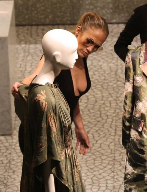 İlerleyen yaşına rağmen formunu koruyan güzel yıldız, derin göğüs dekoltesiyle nefes kesti.