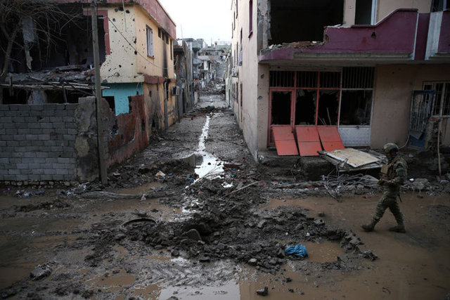 Bazı evleri tünellerle birbirine bağlayan teröristler, operasyonlar sırasında tünelleri kullanarak güvenlik güçlerinden kaçıyor.