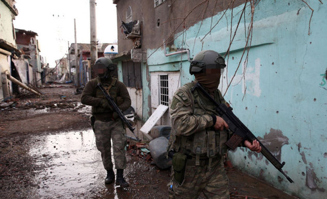 Nur Mahallesi'nde arama yapan güvenlik güçleri, mutfak tüpü ve çelik tencere ile hazırlanmış el yapımı patlayıcılar ve çok sayıda bomba düzeneğini ele geçirdi