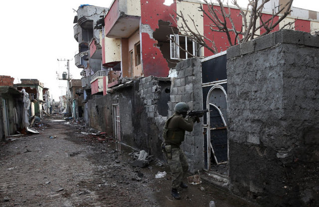 Mahalledeki bazı evlerde bomba yapımında kullanılan amonyum nitrat bulundu.